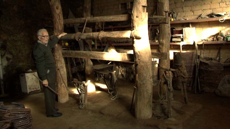 Antonio Pérez Gregorio, mestre ferrador de A Cañiza, no seu taller 