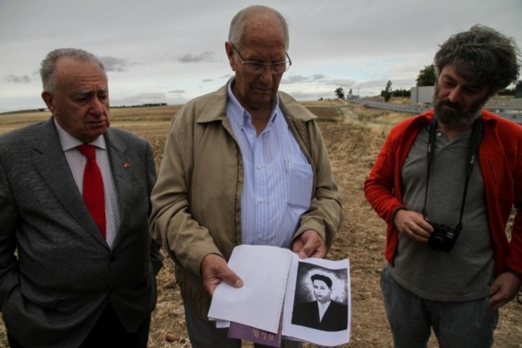 O guerrilleiro antifranquista Camilo de Dios ensina unha foto do seu irmán asasinado durante a Guerra Civil 