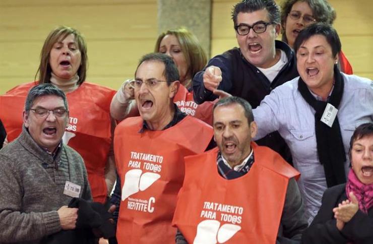 Os membros da Plataforma de Afectados pola Hepatite C cando foron expulsados do Parlamento de Galicia, Quique Costas o primeiro pola esquerda / BNG
