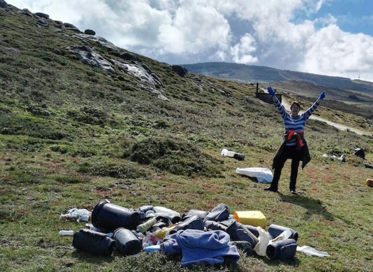 Unha voluntario de Mar de Fábula amosa orgullosa o lixo recollido en Touriñán / QPC