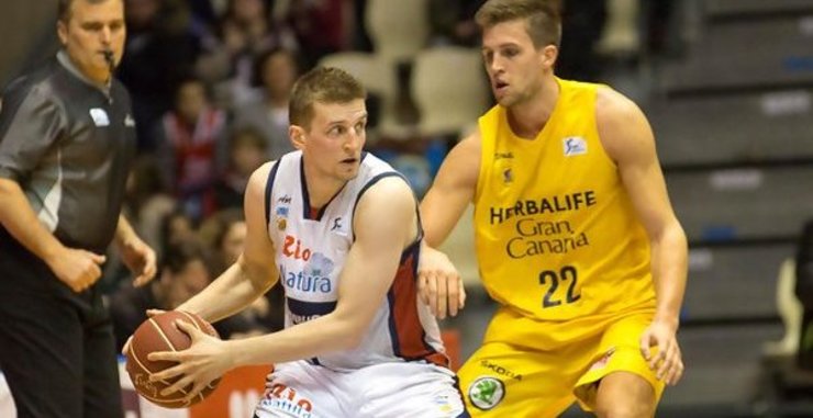 Adam Waczynski nun lance con outro xogador de baloncesto 