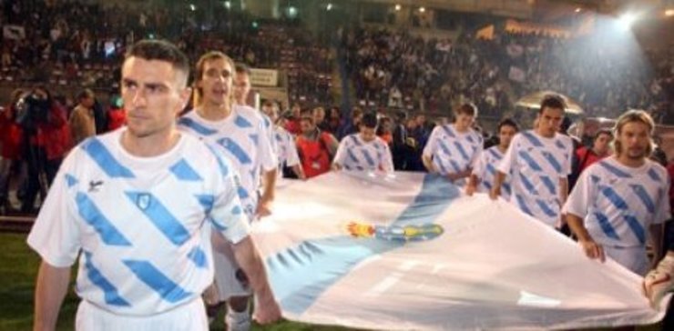 A selección coa bandeira galega na estrea no 2005 en San Lázaro.