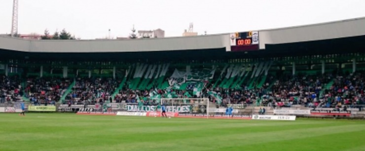 A afección racinguista enchendo a Malata. / @racingferrolsad