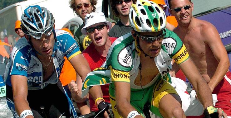 Óscar Pereiro, no 2005 con Hincapie, na subida a Saint-Lary. 