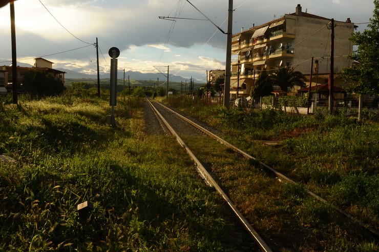 Os raís do tren marcaron a senda que seguiron os refuxiados chegados a Grecia. Policastro é a última parada antes de Idomeni 