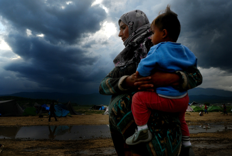 Unha nai sostén o seu fillo tras unha tormenta que arrasou o campo de refuxiados de Idomeni 