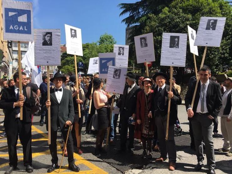 Membros da AGAL caracterizados como personaxes das Irmandades da Fala na manifestación do Día das Letras 