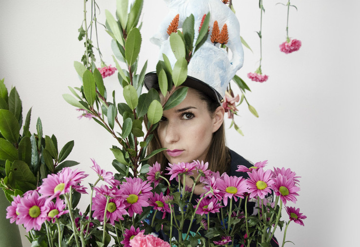 A deseladora galega Sheila Pazos, cun dos sombreiros que elaborou para 'Artificial Paradises' 