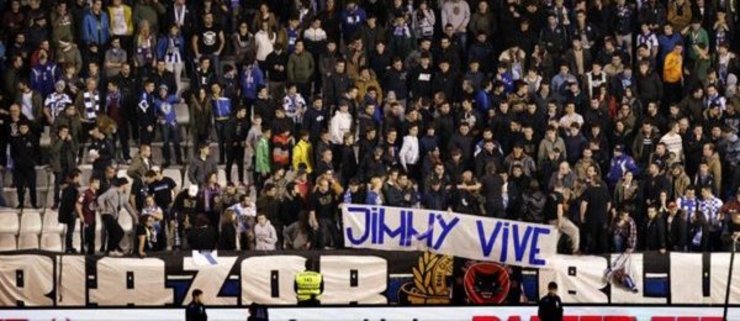 Imaxe dos Riazor Blues en Riazor cunha pancarta para lembrar a Jimmy. 
