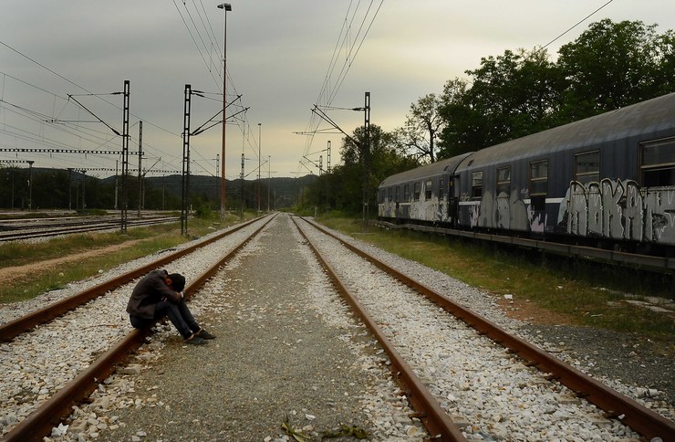 Un mozo refuxiado na vía morta de Idomeni 