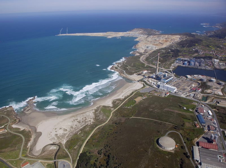 Praia de Sabón en Arteixo, ao carón do polígono e do porto Exterio da Coruña 