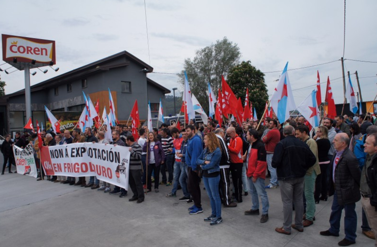 Protesta dos traballadores e delegados diante da sede de COREN en Ourense 