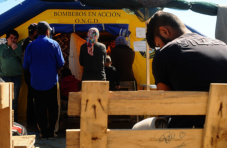 Refuxiados de distintos países agardan ser atendidos na tenda medicalizada que levantou a ONG Bomberos en Acción no campo de Idomeni 