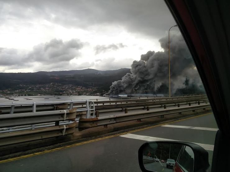 Unha mesta nube negra sae do incendio da Fandicosta, en Moaña 