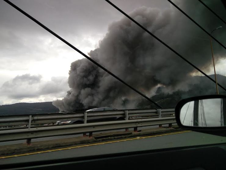 Unha densa nube de fume negro do lume de Fandicosta afectou á circulación en Rande / XS - Arquivo