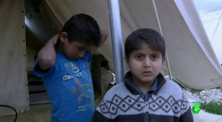 Os irmáns Mudafar e Ahmed, nenos iraquís refuxiados en Grecia 