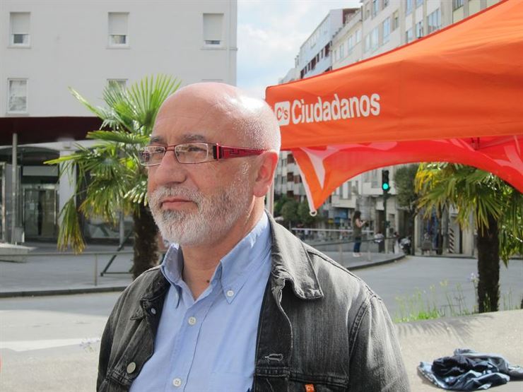 José Canedo de Ciudadanos na carpa electoral en Santiago 