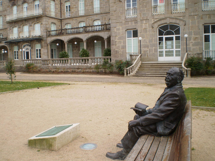 Escultura de Enrique Peinador diante do Balneario de Mondariz 