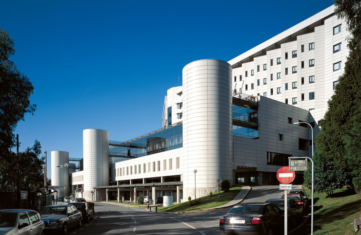 Hospital de Montecelo, en Pontevedra, onde se atopa ingresada a muller. / aldhos.com