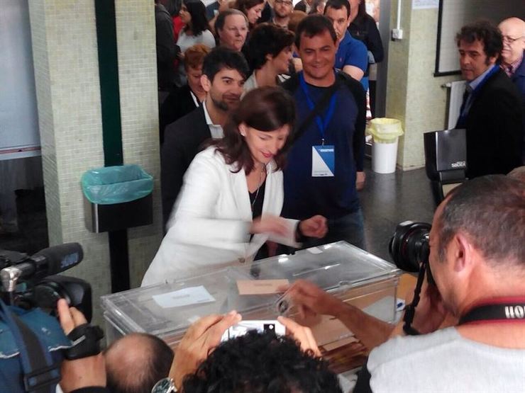 Yolanda Díaz votando, número 2 de En Marea pola Coruña