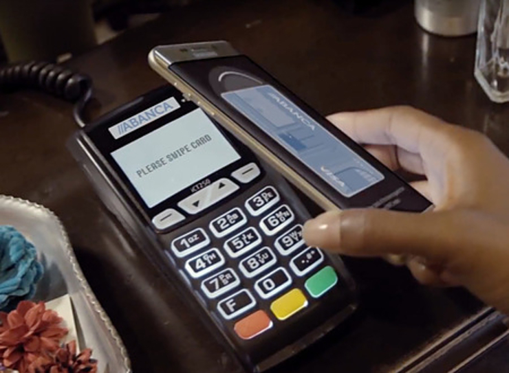Pagando co telefono móbil sen tarxeta nun TPV co sistema Samsung Pay de Abanca / Arquivo