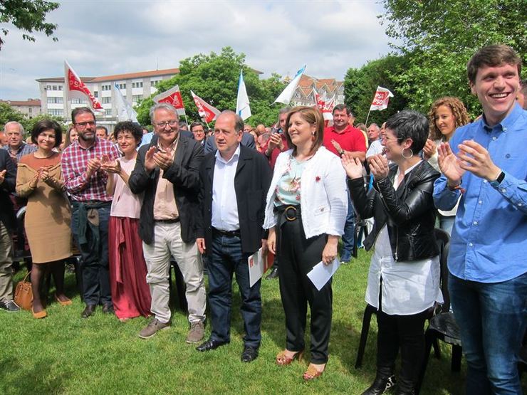 Leiceaga rodeado de Pilar Cancela, Patricia Vilán e Gonzalo Caballero, entre outros cargos socialistas 