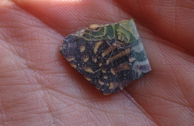 Unha peza de vidro millefiori, importada da Italia, atopada durante a escavación en Armea 