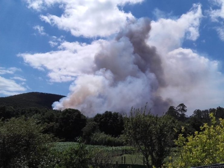 Incendio en Bures, Rianxo, no Barbanza 