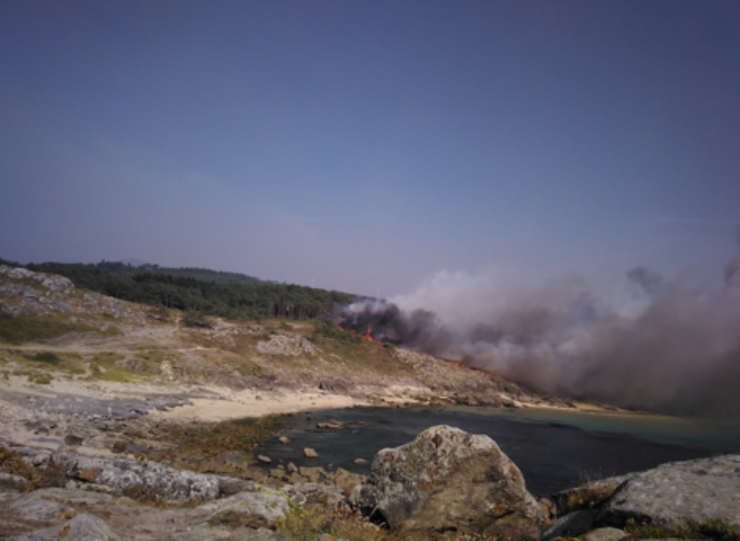 Incedio en Porto do Son, preto da praia de Baroña, onde se desaloxou un camping 