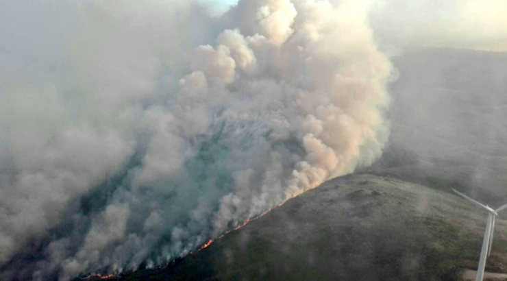 Espectacular incendio forestal en Avión dende un helicóptero das brigadas que loitan contra o lume 