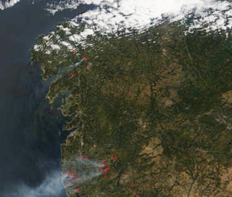 Fume dos incendios forestais nunha imaxe da Nasa