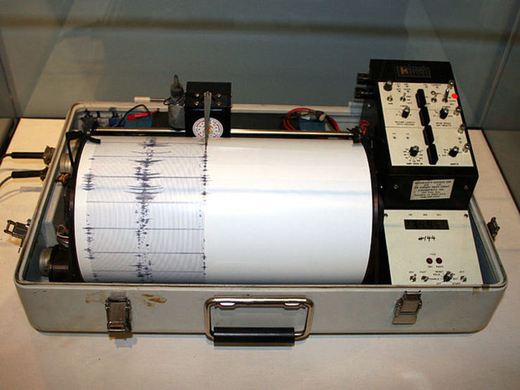 Sismógrafo, o trebello que mide os terremotos 
