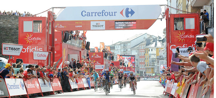 O belga Gianni Meersman imponse nunha final de La Vuelta na Ronda da Muralla, ateigada de xente. / lavuelta.com