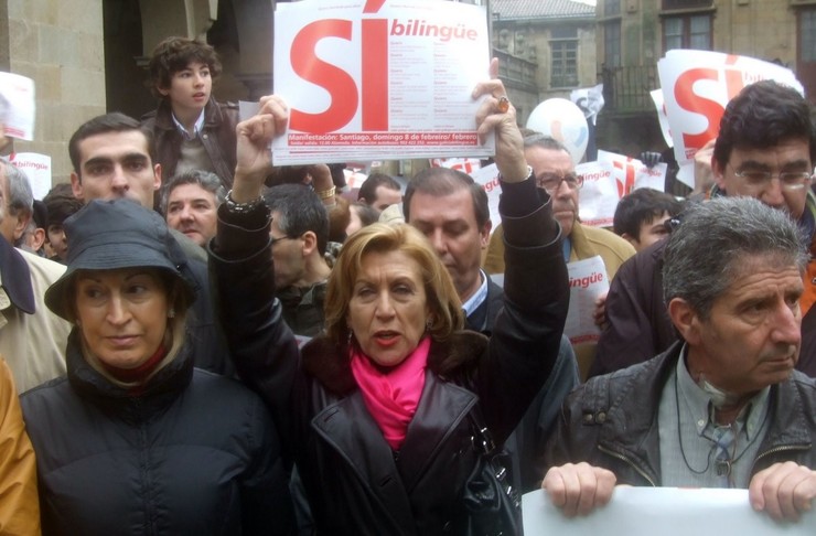 Rosa Díez, ex lider de UPyD, xunto con Ana Pastor, nunha manifestación de Galicia Bilingüe / M.V.