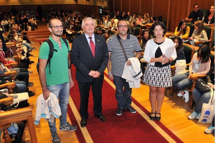 Os estudantes de orixe siria Zaid Alhamwy e Mohamad Kamal Aldalati redenciais como primeiros beneficiarios do Programa de Axudas para Persoas Refuxiadas da USC  a mans do reitor Juan Viaño e a vicerreitora de Internacionalización, Almudena Hospido 