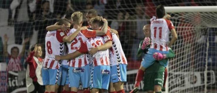 Os xogadores lucenses celebran a vitoria que os coloca líderes virtuais de Segunda. 