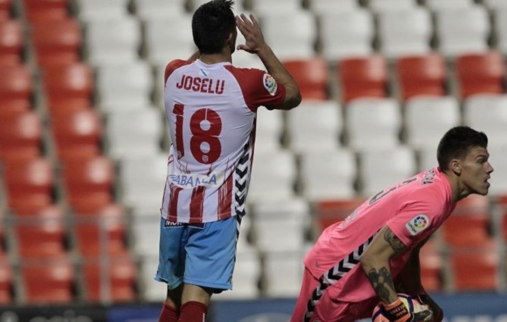 Joselu laiase dunha ocasión de gol desperdiciada. 