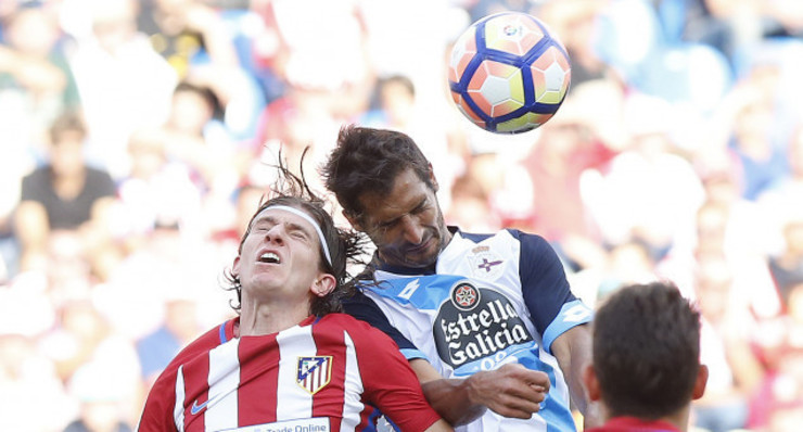 Celso Borges loita pola pelota co ex-deportivista Filipe Luis. 