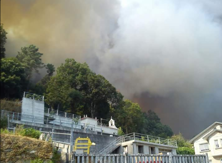 Lume preto das casas no extraradio de Ourense, en Boborás
