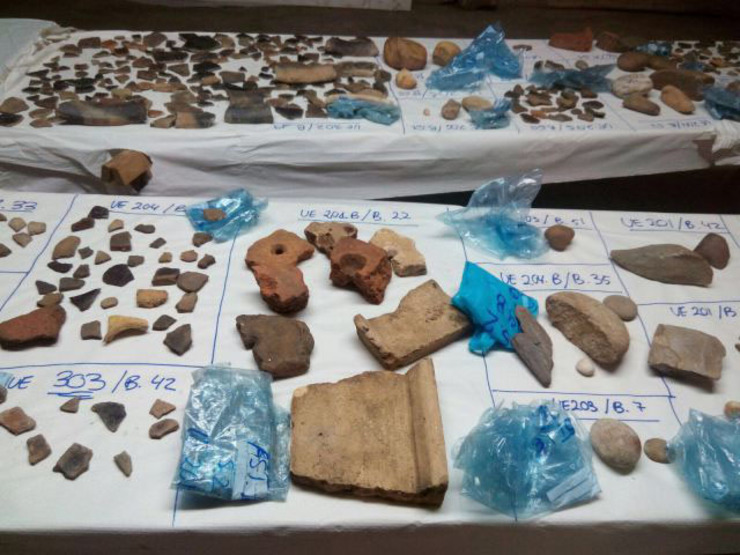 Imaxe dos numerosos restos arqueolóxicos recollidos durante a intervención no Castro de Santa Lucía, en Astariz, no Concello de Castrelo de Miño 