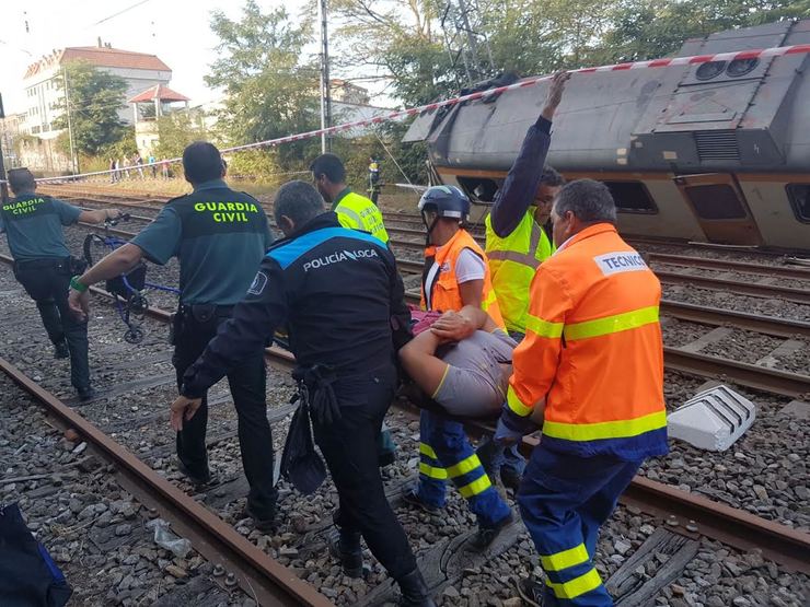 Persoal de emerxencias atende aos feridos do tren descarrilado no Porriño 