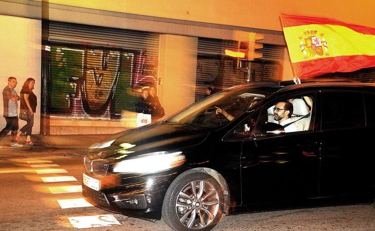 Un home pasea no seu coche polo centro de Barcelona mostrando unha bandeira española como rexeitamento ao referendo de independencia en Cataluña / Miguel Núñez. 