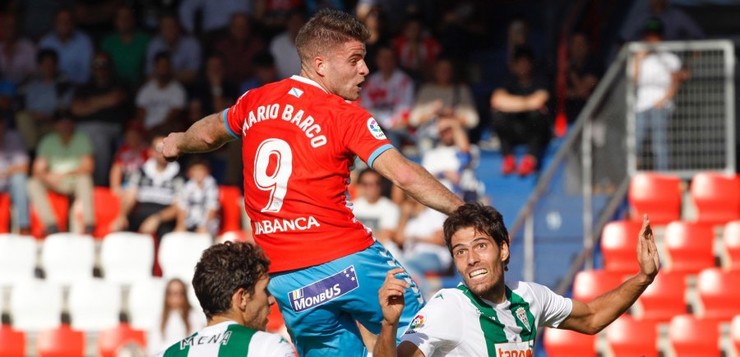 O debutante Mario Barco busca o gol nun remate coa testa. 