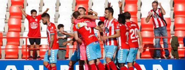 Xogadores e afección felicitan a Mario Barco polo seu primeiro gol. 