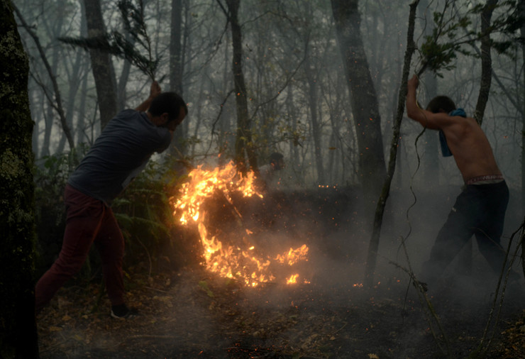 Veciños loitan contra o lume en Pazos de Borbén, en plena onda de incendios en Galicia a mediados de outubro de 2017 