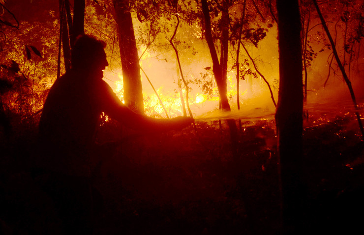 Loita contra o lume en Zamáns (Vigo), en plena onda de incendios en Galicia a mediados de outubro de 2017 