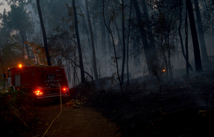 Loita contra o lume en Zamáns (Vigo), en plena onda de incendios en Galicia a mediados de outubro de 2017 