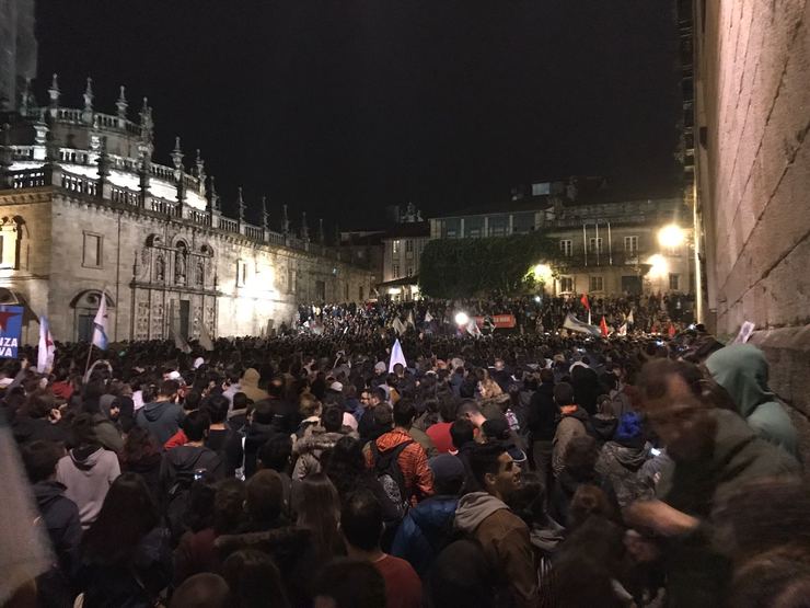 Milleiros de persoas en Santiago de Compostela contra a vaga de lumes 
