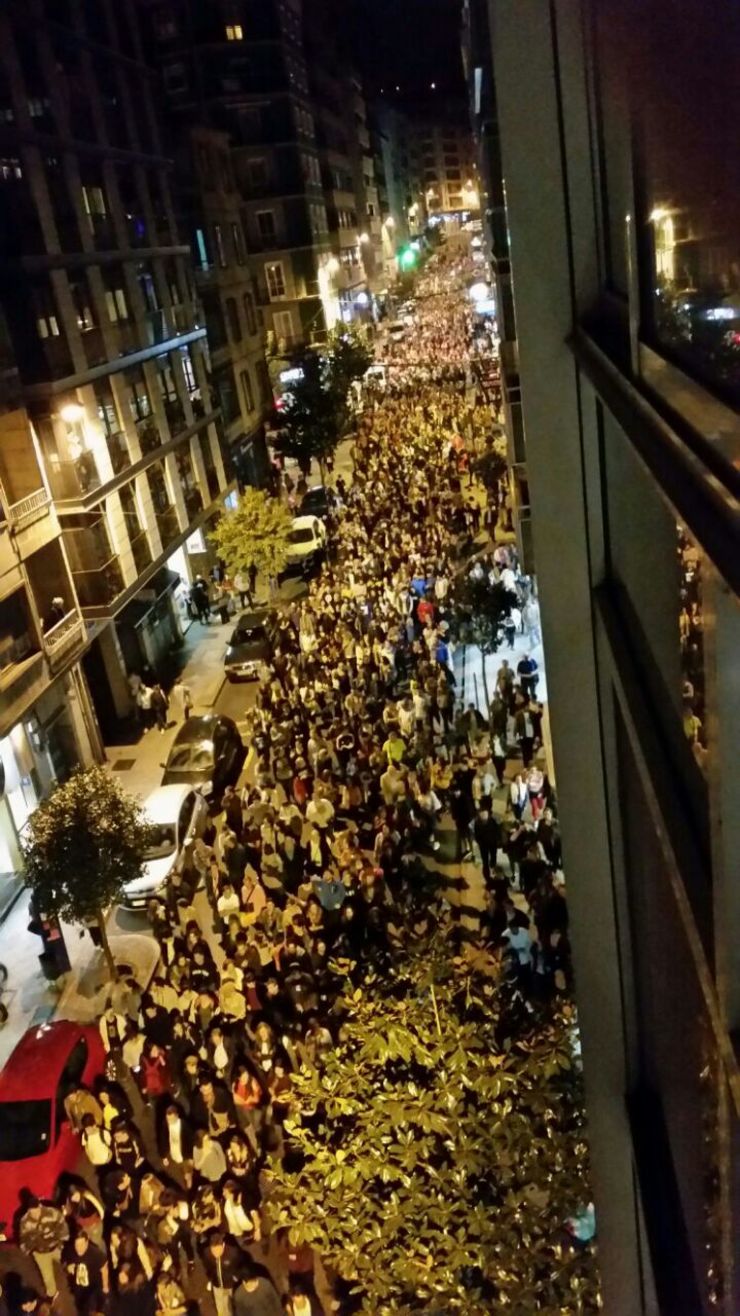 Masiva manifestación en Ourense contra os lumes e a xestión do Goberno que acabou fronte a sede da Xunta nesta cidade 