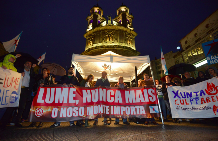 Manifestación en Pontevedra contra os lumes e a xestión do Goberno que acabou fronte a sede da Xunta nesta cidade 